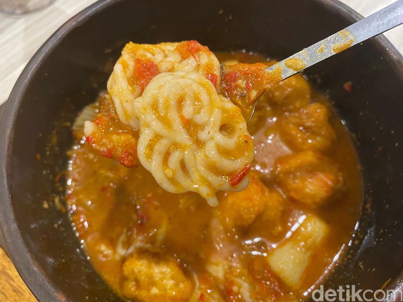 Seblak Teh Betty sajikan seblak cebrek ala Rafael yang sedap bumbunya