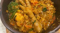 Seblak Cikruh adalah jenis seblak berkuah yang menggunakan bumbu kencur dan sambal yang pedas. Proses memasaknya seperti seblak pada umumnya, pelayan mencampurkan aneka bumbu dan isian yang pelanggan telah pilih. Foto: detikFood/Yenny Mustika Sari