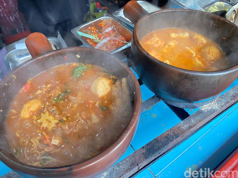 Seblak Teh Betty menyajikan cebrek ala Rafael dengan bumbu yang nikmat