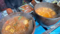 Proses pembuatan seblak di sini juga unik. Awalnya seblak dimasak dalam panci biasa, kemudian sesaat setelah matang dipindahkan ke panci tanah liat atau claypot. Foto: detikFood/Yenny Mustika Sari