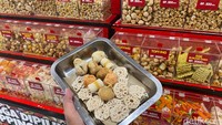 Kemudian, topping seblak yang sudah dipilih itu langsung dibawa ke kasir untuk dihitung harganya. Setelah itu diracik sesuai varian yang diinginkan. Foto: detikFood/Yenny Mustika Sari