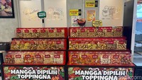 Konsep yang ditawarkan oleh Seblak Teh Betty ini juga prasmanan. Para pengunjung bisa langsung memilih isian seblak sesuai selera. Foto: detikFood/Yenny Mustika Sari