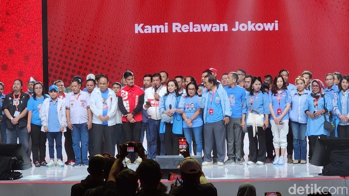 Sejumlah relawan Presiden Jokowi mendeklarasikan dukungan terhadap paslon nomor urut 2 Prabowo Subianto-Gibran (Adrial/detikcom).