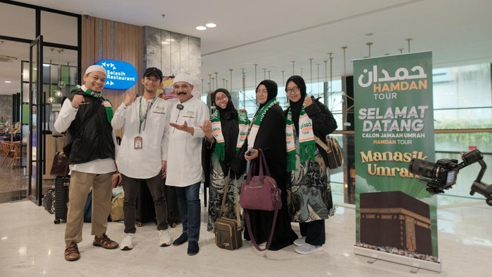 Jemaah Umrah Travel Hamdan Tour berangkat dari Terminal 3 Bandara Soekarno Hatta, Tangerang, Senin (15/1/2024).