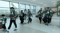 Jemaah Umrah Travel Hamdan Tour berangkat dari Terminal 3 Bandara Soekarno Hatta, Tangerang, Senin (15/1/2024).
