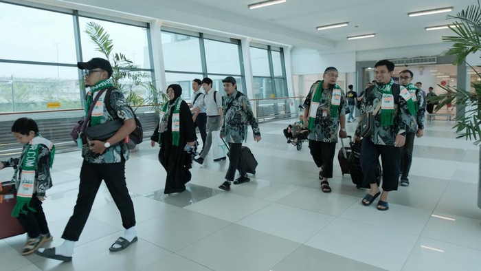 Semringah Jemaah Jalani Umrah di Tanah Suci Jemaah Umrah Travel Hamdan Tour berangkat dari Terminal 3 Bandara Soekarno Hatta, Tangerang, Senin (15/1/2024).