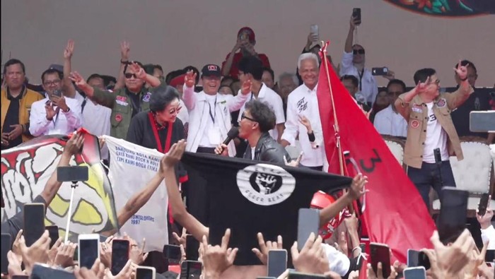 Slank ajak Megawati nyanyi dan joget saat kampanye akbar Ganjar di Bandung.