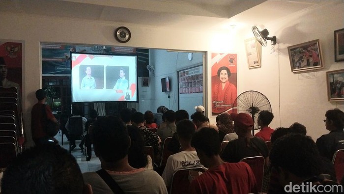 Suasana nobar di rumah pemenangan Ganjar-Mahfud Sumut. (Finta Rahyuni/detikSumut)