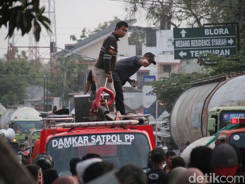 Suasana saat Pasar Medang di Kabupaten Blora terbakar, Minggu (21/1/2024) sore.