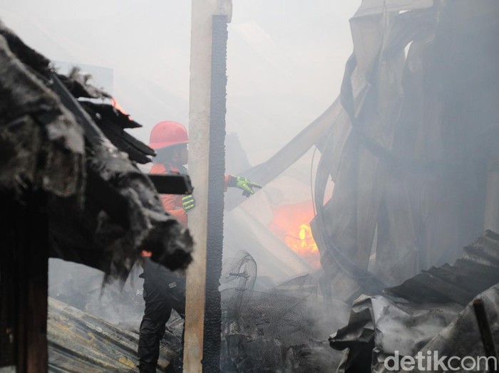 Suasana saat Pasar Medang di Kabupaten Blora terbakar, Minggu (21/1/2024) sore.