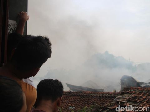 Suasana saat Pasar Medang di Kabupaten Blora terbakar, Minggu (21/1/2024) sore.