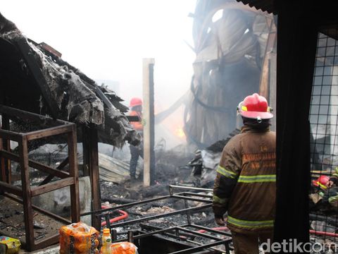 Suasana saat Pasar Medang di Kabupaten Blora terbakar, Minggu (21/1/2024) sore.