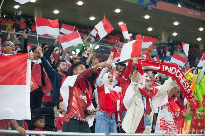 Suporter di Qatar setia mengiringi setiap langkah Timnas Indonesia dalam pertandingan di Piala Asia 2023. Para suporter Merah Putih tampil heboh penuh antusiasme dalam memberikan dukungan.