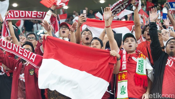 Suporter di Qatar setia mengiringi setiap langkah Timnas Indonesia dalam pertandingan di Piala Asia 2023. Para suporter Merah Putih tampil heboh penuh antusiasme dalam memberikan dukungan.
