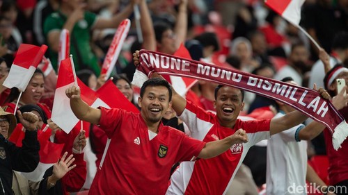 Suporter di Qatar setia mengiringi setiap langkah Timnas Indonesia dalam pertandingan di Piala Asia 2023. Para suporter Merah Putih tampil heboh penuh antusiasme dalam memberikan dukungan.