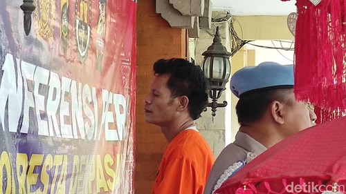 Tampang sopir pikap yang menyayat pengendara motor karena tak terima ditengur merokok di jalan.