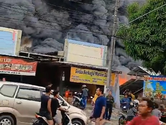 Tangkapan layar video di media sosial yang merekam kebakaran Pasar Medang, Kabupaten Blora, Minggu (21/1/2024) sore.