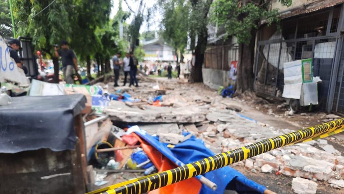 Tembok roboh di Tebet, Jakarta Selatan, tewaskan tiga orang (Annisa/detikcom)