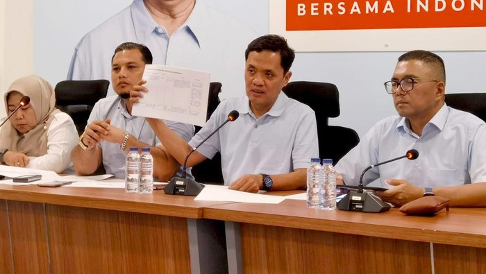 TKN Duga Ada Skenario Hitam untuk Jegal Prabowo-Gibran Tim Kampanye Nasional menuding ada upaya penjegalan terhadap Prabowo-Gibran. TKN mengklaim telah mendeteksi tiga skenario penjegalan. Hal itu disampaikan dalam jumpa pers di Media Center TKN Prabowo-Gibran, Jakarta, Minggu (21/1/2024).