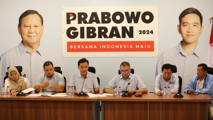 TKN Duga Ada Skenario Hitam untuk Jegal Prabowo-Gibran Tim Kampanye Nasional menuding ada upaya penjegalan terhadap Prabowo-Gibran. TKN mengklaim telah mendeteksi tiga skenario penjegalan. Hal itu disampaikan dalam jumpa pers di Media Center TKN Prabowo-Gibran, Jakarta, Minggu (21/1/2024).