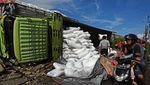 Truk Angkut Biji Plastik Terguling di Serang