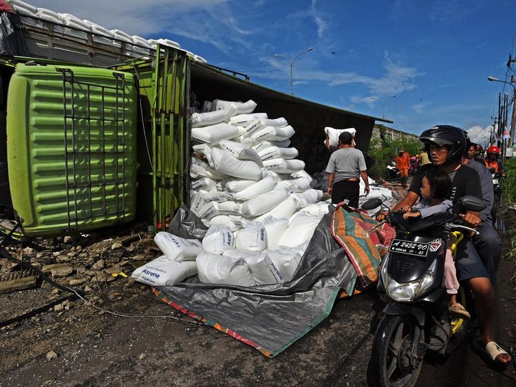 Truk Angkut Biji Plastik Terguling di Serang