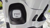 TVS Callisto mengusung tangki bahan bakar berukuran 5,1 liter yang dapat diakses dari depan, tepatnya di area kompartemen bodi sebelah kiri. Sementara itu, kompartemen penyimpanan di sebelah kanannya merupakan glove box berkapasitas 2 liter yang dikawal pula dengan port pengecasan. Foto: dok. TVS Motor Company Indonesia