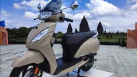 PT TVS Motor Company Indonesia menjual Callisto 125 ini dengan harga mulai dari Rp 21 jutaan untuk varian Basic dan tersedia dalam pilihan warna Mustard Yellow (kuning) dan Khaki Brown (coklat). Selain itu ada juga varian Premium yang dijual mulai dari Rp 22 jutaan dan tersedia dalam pilihan warna warna Solid White (Putih) dan Titanium Grey (abu-abu).  Foto: dok. TVS Motor Company Indonesia