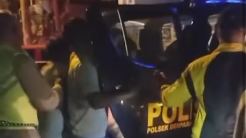 Tangkapan layar saat polisi mengamankan pemuda yang dikeroyok warga.