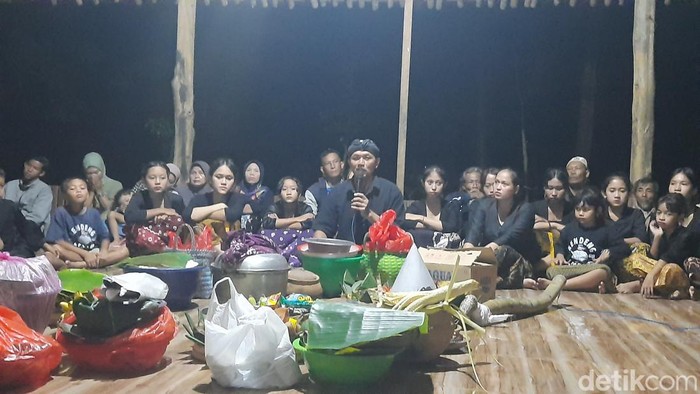 Warga sedulur sikep menggelar selamatan pemilu di Sukolilo, Pati, Sabtu (21/1/2024).