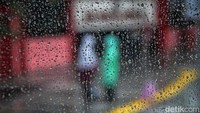 BMKG mewanti-wanti masyarakat untuk selalu waspada terhadap potensi cuaca ekstrem berupa hujan sedang hingga lebat yang diiringi kilat atau petir dan angin kencang sampai sepakan ke depan. 