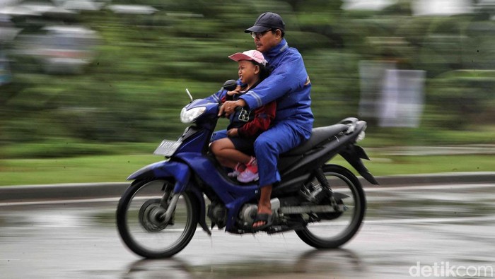 Kepala BMKG Dwikorita Karnawati menyebut puncak musim hujan diperkirakan berlangsung sampai akhir Februari 2024. Warga diimbau untuk waspada.