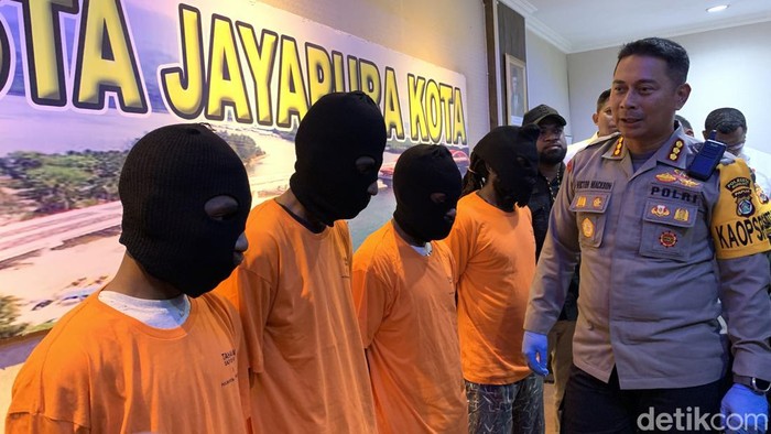 4 pelaku pembakaran saat kericuhan ketika massa mengantar jenazah Lukas Enembe, di Jayapura, Papua.