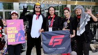 Siapa sangka sosok di balik boneka tersebut adalah Aldi Rizky Agustian yang bertugas sebagai juru kampanye muda nasional dan bertugas untuk melakukan kampanye ke berbagai daerah.