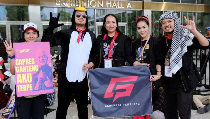 Ada Penguin di Debat Cawapres Keempat Ada pemandangan unik dari salah satu pendukung Capres Cawapres di lokasi Debat Cawapres keempat di JCC Minggu (21/1/2024) malam.