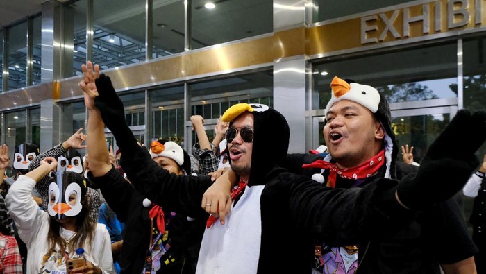 Ada Penguin di Debat Cawapres Keempat Ada pemandangan unik dari salah satu pendukung Capres Cawapres di lokasi Debat Cawapres keempat di JCC Minggu (21/1/2024) malam.