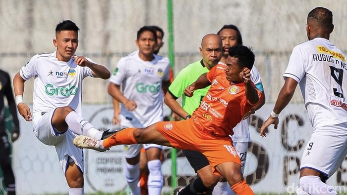 Aksi PSIM Jogja saat menghadapi Persiraja Aceh di Stadion Langsa, Aceh, Senin (22/1/2024).