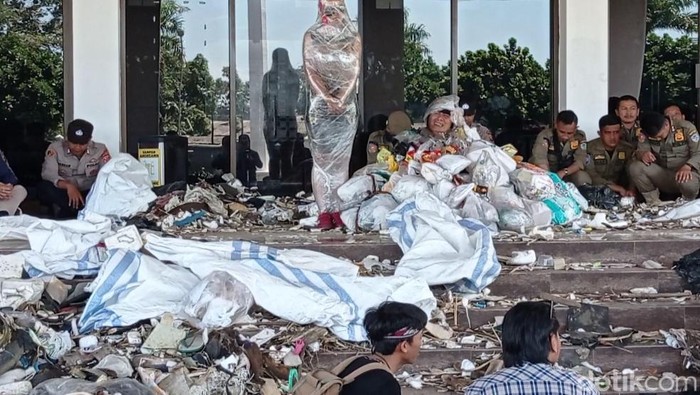 Aktivis lingkungan saat demonstrasi terkait pengelolaan sampah di Balekota Tasikmalaya beberapa waktu lalu