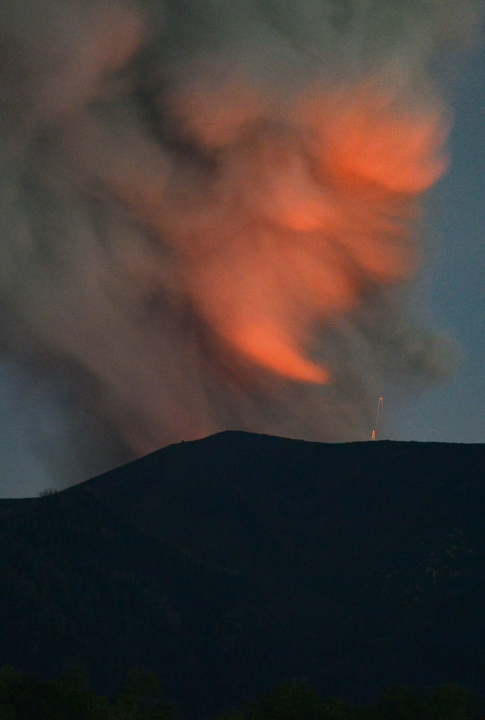 Gunung Marapi mengeluarkan asap dengan pendaran cahaya dari lava pijar terlihat dari Posko 3 Batang Silasiah, Nagari Bukik Batabuah, Agam, Sumatera Barat, Senin (22/1/2024) dini hari. Pos Pengamatan Gunung Api (PGA) Marapi di Bukittinggi mencatat sejak Minggu (21/1/2024) hingga Senin pagi pukul 06.00 WIB telah terjadi dua kali letusan dan 26 kali hembusan pada gunung yang berstatus level III siaga itu. ANTARA FOTO/Iggoy el Fitra/aww.