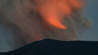 Pos Pengamatan Gunung Api (PGA) Marapi di Bukittinggi mencatat sejak Minggu (21/1/2024) hingga Senin pagi pukul 06.00 WIB telah terjadi dua kali letusan dan 26 kali hembusan pada gunung yang berstatus level III siaga itu. 