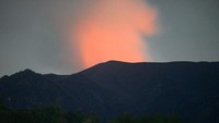 Gunung Marapi mengeluarkan asap dengan pendaran cahaya dari lava pijar terlihat dari Posko 3 Batang Silasiah, Nagari Bukik Batabuah, Agam, Sumatera Barat, Senin (22/1/2024) dini hari. 