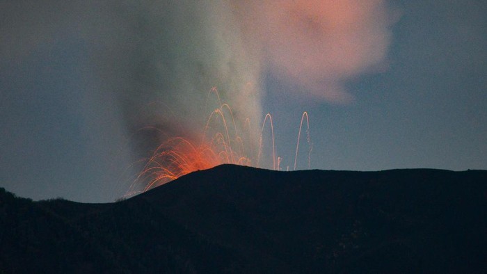 Gunung Marapi mengeluarkan asap dengan pendaran cahaya dari lava pijar terlihat dari Posko 3 Batang Silasiah, Nagari Bukik Batabuah, Agam, Sumatera Barat, Senin (22/1/2024) dini hari. Pos Pengamatan Gunung Api (PGA) Marapi di Bukittinggi mencatat sejak Minggu (21/1/2024) hingga Senin pagi pukul 06.00 WIB telah terjadi dua kali letusan dan 26 kali hembusan pada gunung yang berstatus level III siaga itu. ANTARA FOTO/Iggoy el Fitra/aww.