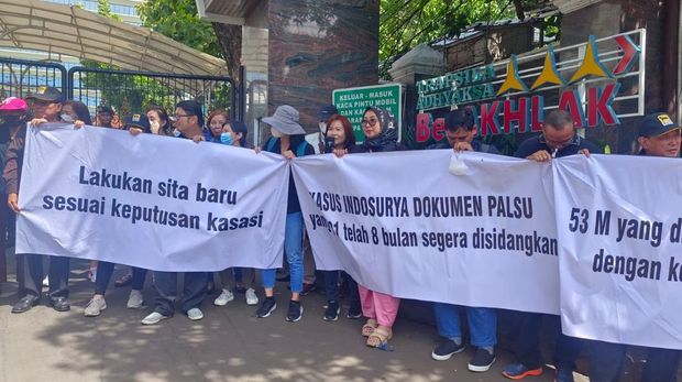 Aliansi korban KSP Indosurya melakukan aspirasi damai di Kantor Kejaksaan Agung