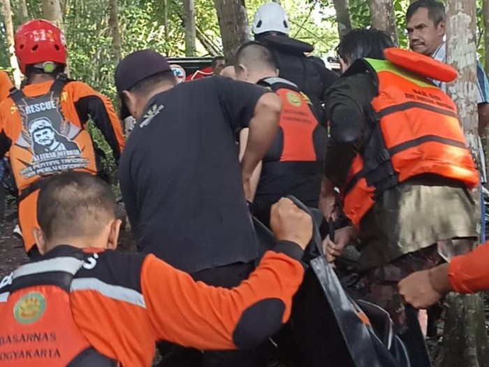 Tim SAR Gabungan saat mengevakuasi anak yang tenggelam di sungai Konteng, Pedukuhan Surobayan, Argomulyo, Sedayu, Bantul, Senin (22/1/2024).