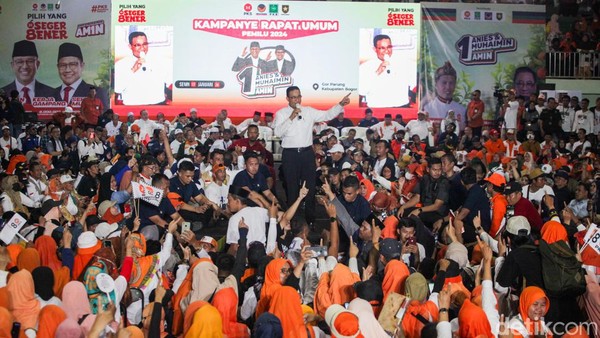 Anies Bakar Semangat Pendukung Saat Kampanye Akbar di Bogor