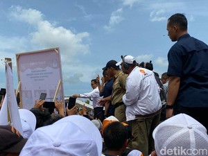 Anies Peragakan Cara Coblos AMIN di Cikarang, Target Menang 80% di Jabar