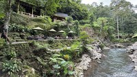 Letaknya yang tepat berada di tepi sungai membuat Nukad Tampaksiring memiliki pemandangan yang indah dan alami.   