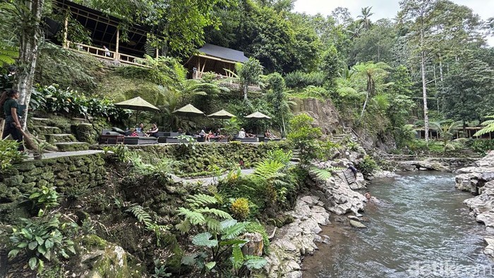Asyiknya Kulineran Sembari Menikmati Asrinya Nukad Tampaksiring Nukad Tampaksiring bisa menjadi pilihan traveler untuk berakhir pekan. Di restoran ini traveler bisa kulineran di pinggir sungai sambil menikmati pemandangan yang indah dan alami.