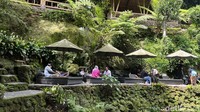 Daybed menjadi spot favorit di Nukad Tampaksiring. Bahkan banyak pengunjung yang rela menunggu agar bisa bersantap di daybed dengan view langsung ke sungai.  