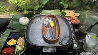 Nggak cuma bersantai dan menyantap hidangan di restoran ini, traveler juga bisa memesan paket grill yang menjadi menu favorit dari pengunjung Nukad Tampaksiring. Traveler bisa menghabiskan waktu dengan ngegrill di pinggir sungai.  